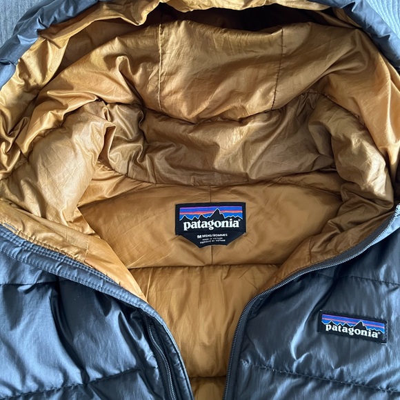 Patagonia - Men's Hooded Down Jacket - Picture 4 of 4